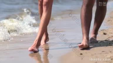 暑假期间，<strong>一对</strong>情侣在海边散步，在沙滩上留下脚印